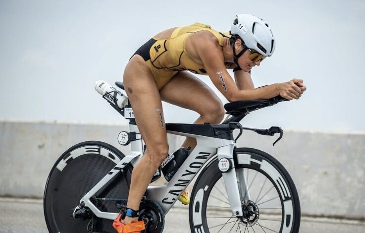 @professionaltriathletesorg/ Sara Pérez on the bike in competition