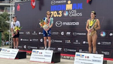 @lalobadillo_ / Sara Pérez auf dem Podium beim IRONMAN 70.3 Los Cabos