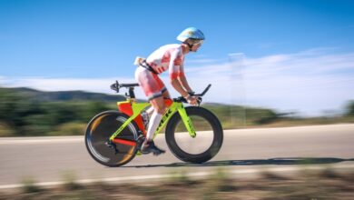 Um triatleta na bicicleta ICAN Triathlon Gandia