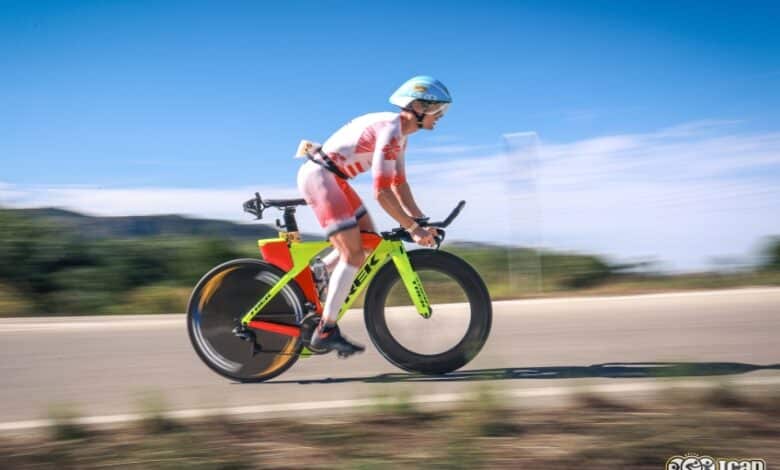 Um triatleta na bicicleta ICAN Triathlon Gandia