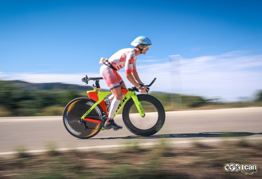 Un triathlète sur le vélo ICAN Triathlon Gandia