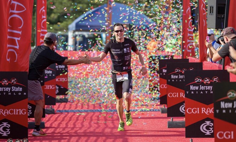 CF/ un triatleta en la meta del New Jersey State Triathlon