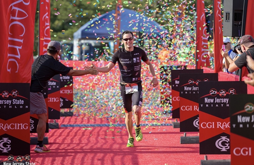 CF/ un triatleta en la meta del New Jersey State Triathlon