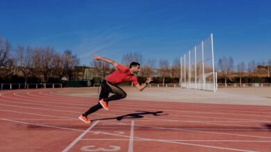 Un corridore che si allena in pista