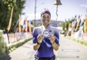 @diego_lavin_provoste / Saletaa Castro con la medalla del Patagonman