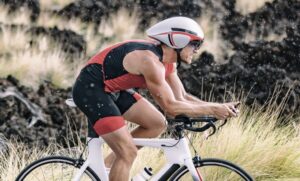 canva/ um triatleta treinando ciclismo
