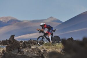 Um triatleta pedalando no IRONMAN Lanzarote