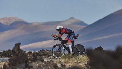 Un triathlète cycliste à l'IRONMAN Lanzarote