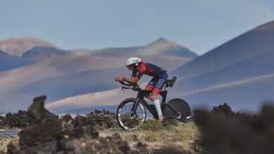 Un triatleta che pedala all'IRONMAN Lanzarote