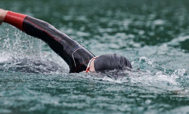 Canva/ un triatleta nadando en aguas abiertas