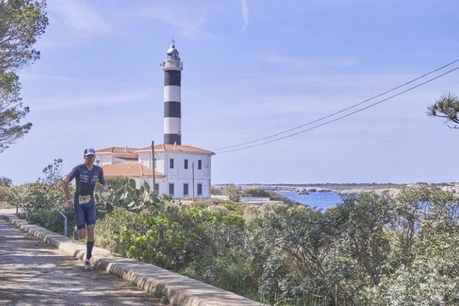 Imagem de um triatleta com a bandeira Portocolom atrás