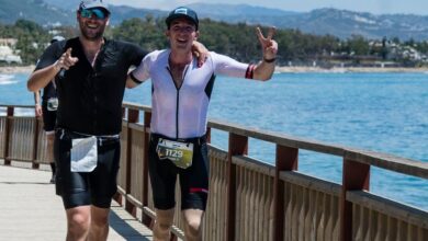 Triatleti IRONMAN/2 che corrono in una competizione