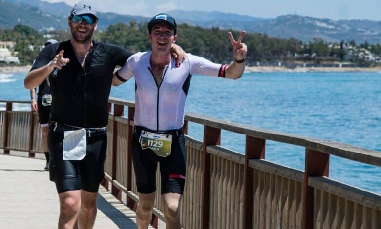 Triatletas IRONMAN/2 correndo em uma competição