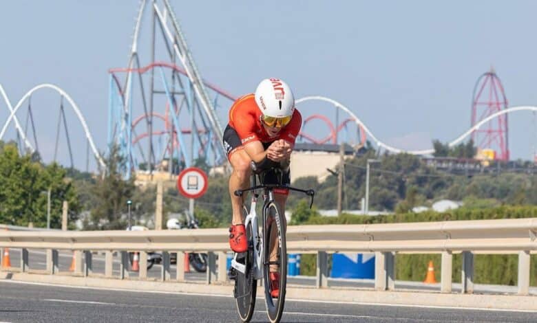 A triathlete with PortAventura in the background in the Challenge Salou