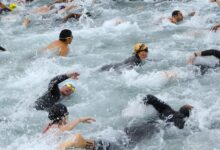 canva/ image de natation dans un triathlon avec de nombreux triathlètes