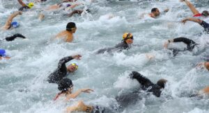 canva/ image de natation dans un triathlon avec de nombreux triathlètes