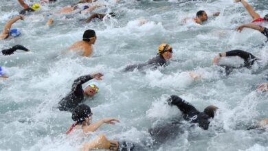 canva/ image de natation dans un triathlon avec de nombreux triathlètes