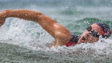 canva/ um triatleta nadando no mar