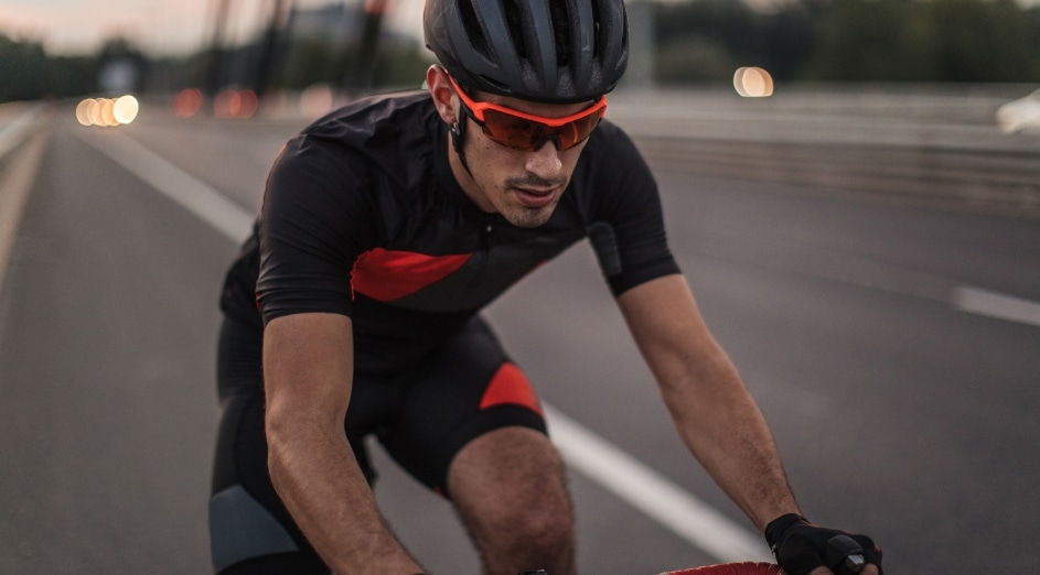 canva/ un ciclista entrenando