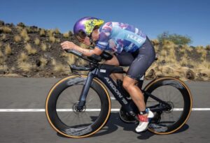 @donaldmiralle/ Ruth Astle en el ciclismo de un triatlón