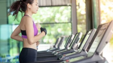 canva/ una ragazza che corre su un tapis roulant in una palestra