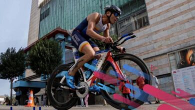 Imagem de um triatleta no Triatlo Ciudad de Santander.