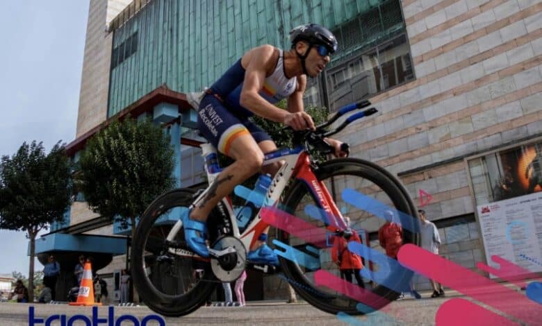 Image of a triathlete in the Ciudad de Santander Triathlon.