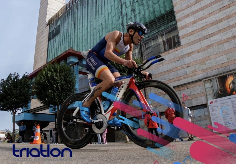 Imagen de un triatleta en el Triatlón Ciudad de Santander.