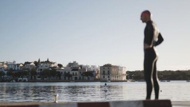 @marcelhilger/ imagem de Portocolom com um triatleta assistindo o percurso