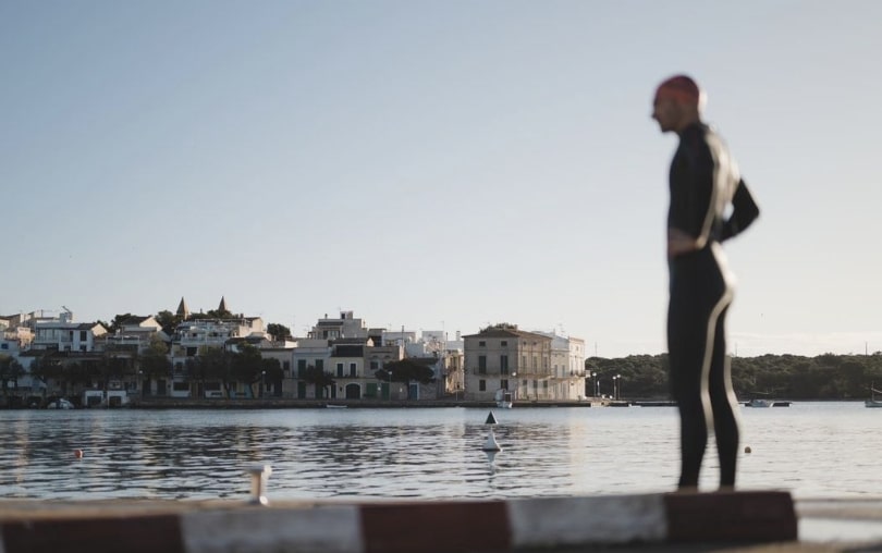 @marcelhilger/ image of Portocolom with a triathlete watching the course