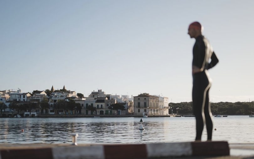 @marcelhilger/ imagen de Portocolom con un triatleta mirando el recorrido