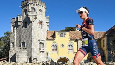 IRONMAN/ imagem de um triatleta correndo em Cascais