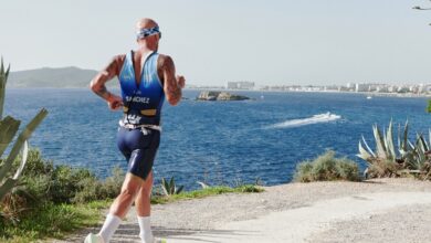 Um triatleta competindo no Ibiza Half Triathlon