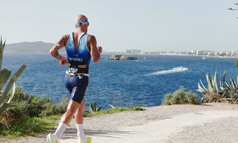 Um triatleta competindo no Ibiza Half Triathlon