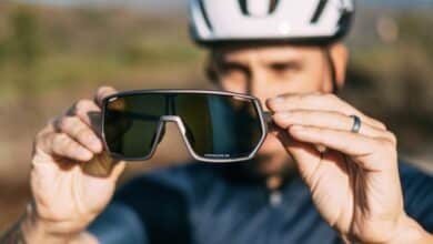 Las gafas de ciclismo ¿por dentro o fuera de las cintas del casco