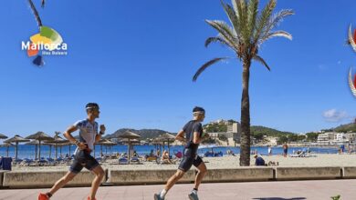 Imagen de 2 triatletas corriendo en Challenge Peguera Mallorca