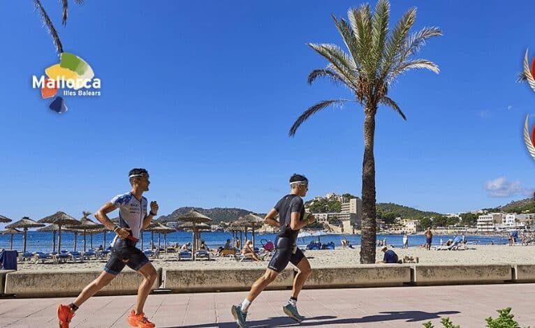 Imagen de 2 triatletas corriendo en Challenge Peguera Mallorca