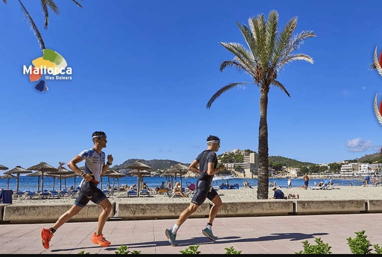 Image de 2 triathlètes courant le Challenge Peguera Majorque