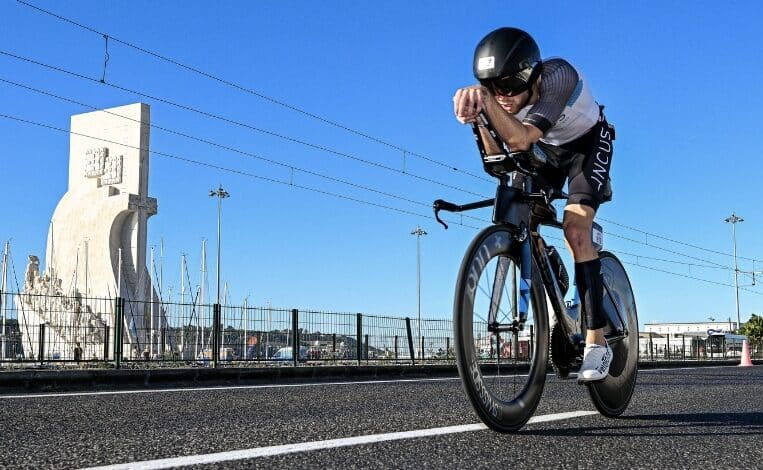 Instagram/ Um triatleta pedalando no IRONMAN Portugal