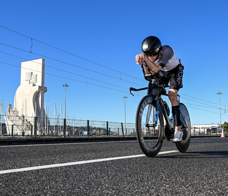 Instagram/ Ein Triathlet, der beim IRONMAN Portugal Rad fährt