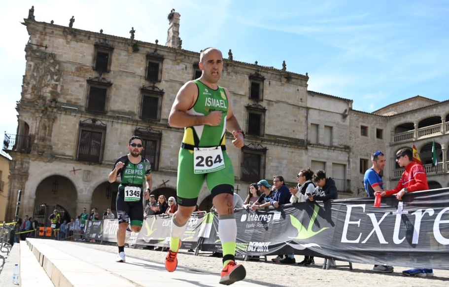 FEXTRI/ imagen de triatletas