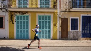 Una triatleta corriendo en Portocolom