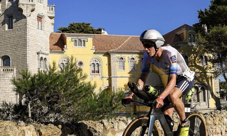 Ironman/ Ein Triathlet, der mit seinem Fahrrad nach Cascais kommt