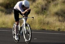 Ironman/un triathlète sur le vélo à l'IRONMAN Kona