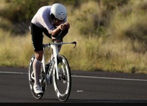 Ironman/un triathlète sur le vélo à l'IRONMAN Kona