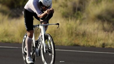 Ironman/triatleta de bicicleta no IRONMAN Kona