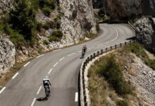 Ironman/ Triatletas en el ciclismo del IRONMAN Niza