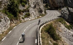 Ironman/ Triatletas en el ciclismo del IRONMAN Niza