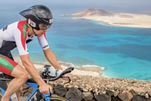 Ironman/ un triatleta en el ciclismo del IRONMAN Lanzarote
