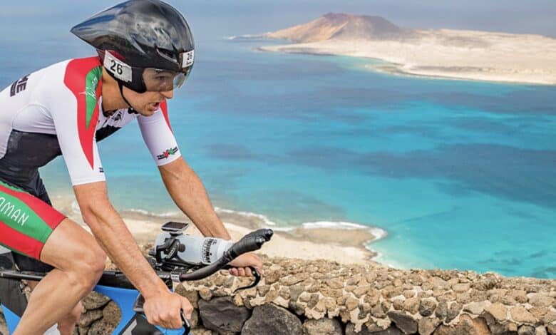 Ironman/ un triatleta en el ciclismo del IRONMAN Lanzarote